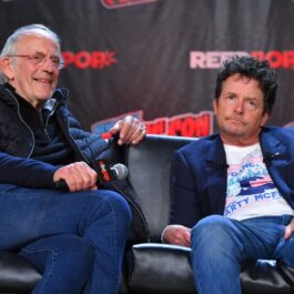 Michael J. Fox şi Christopher Lloyd în timp ce stau pe o canapea la Comic Con New York 2022
