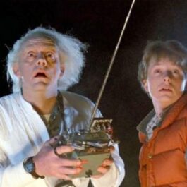 Michael J. Fox şi Christopher Lloyd într-o scenă emblematică din filmul Back to the Future 1985