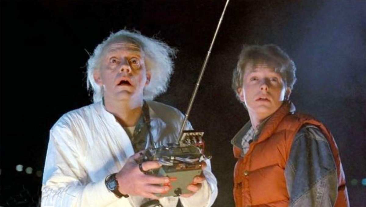Michael J. Fox şi Christopher Lloyd într-o scenă emblematică din filmul Back to the Future 1985