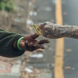 Travis Barker în timp ce îi dă bani unui om al străzii