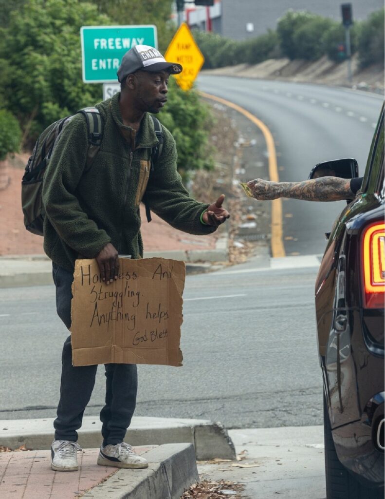 Un om al străzii care primește bani de la Travis Barker