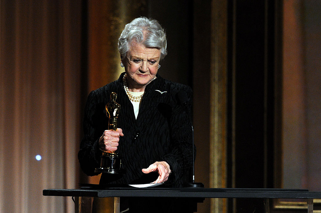 Angela Lansbury, pe scena Premiilor Oscar, cu un premiu în mână