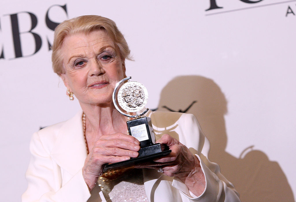Angela Lansbury a primit un premiu Tony, într-o ținută albă