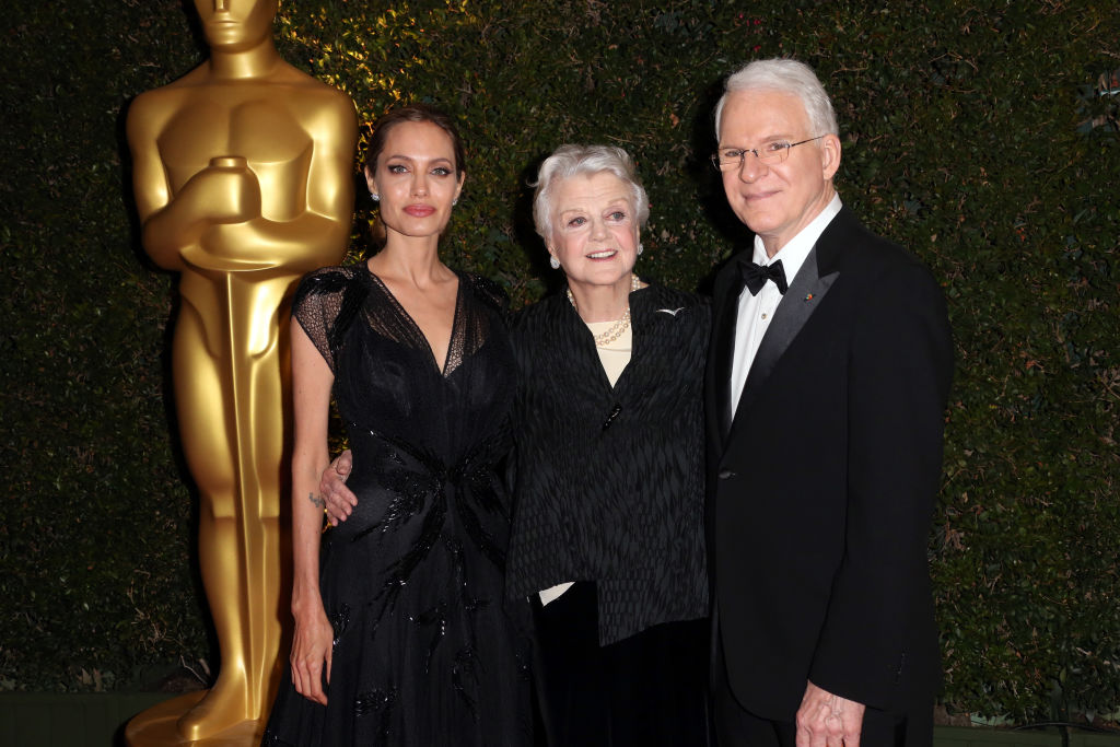 Angela Lansbury, la Premiile Oscar, alături de Angelina Jolie