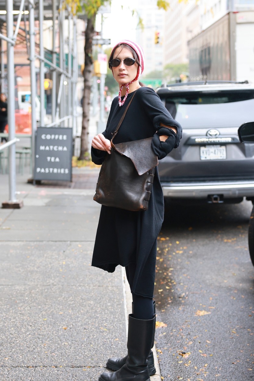 Bella Hadid, pe stradă, în New York, în haine casual