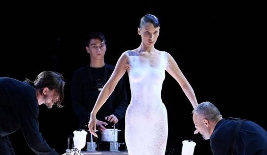 Bella Hadid a purtat o rochie unică la Săptămâna Modei de la Paris. Ținuta a fost concepută cu doar câteva momente înainte de a defila pe podium