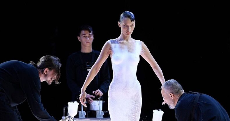 Bella Hadid a purtat o rochie unică la săptămâna modei de la Paris