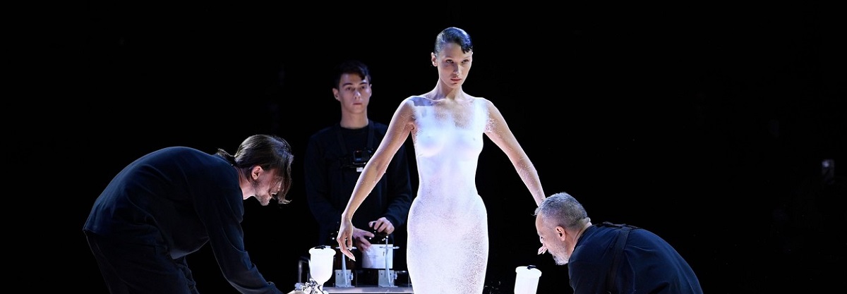 Bella Hadid a purtat o rochie unică la săptămâna modei de la Paris
