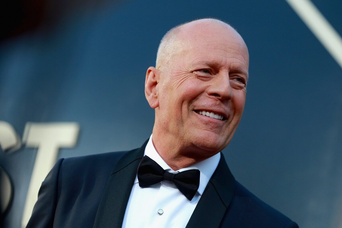 Bruce Willis la costum la une veniment cu covorul roșu din anul 2018