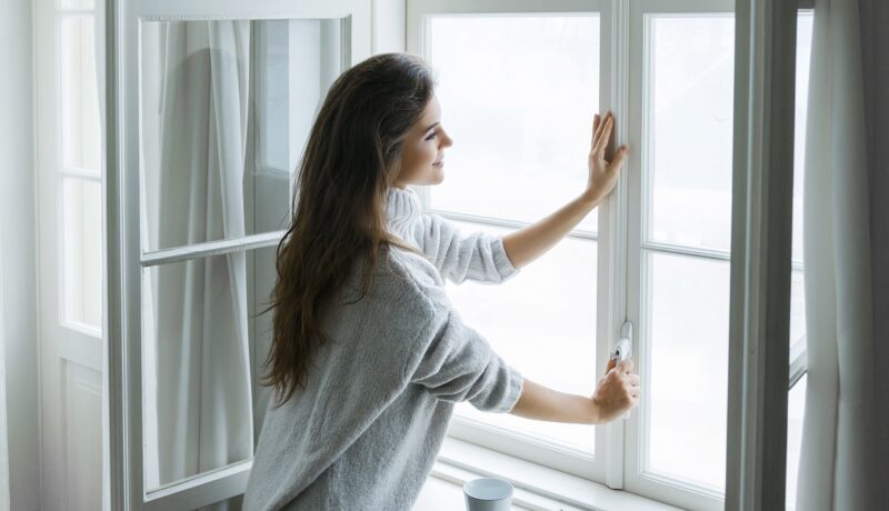 Cât timp e recomandat să lași geamurile deschise iarna. Beneficiile acestui obicei asupra sănătății tale