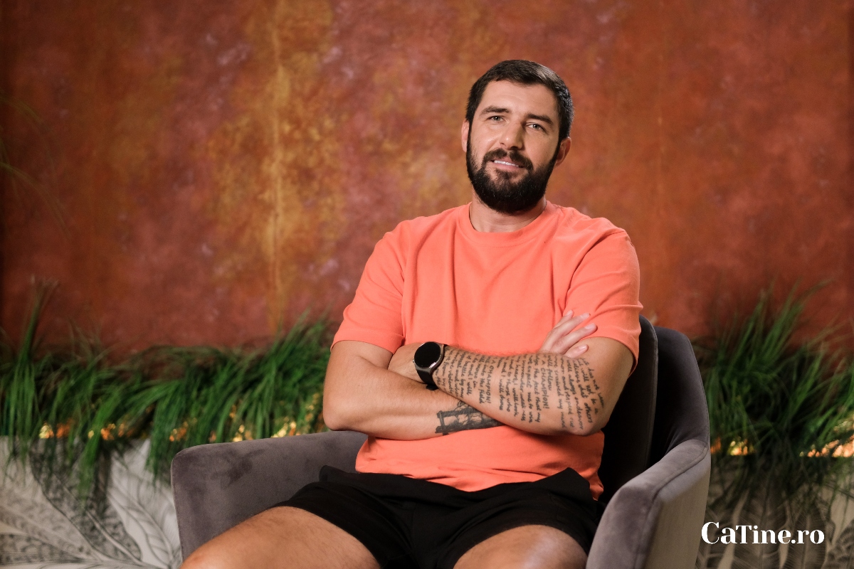 Cătălin Cazacu, într-un tricou portocaliu, la interviul CaTine.ro