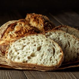 O bucată amre de pâine care este porționată pe o parte