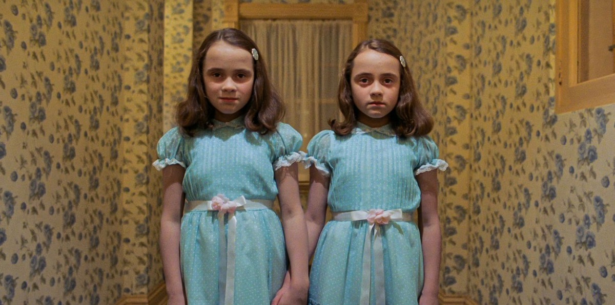 Lisa și Louise Burns într-o schenă dintr-unul din filmele de Halloween, The Shining