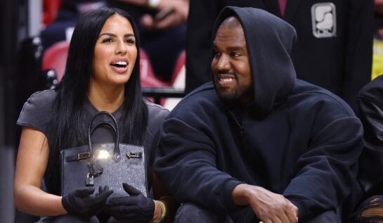 Chaney Jones alături de Kanye West la un meci de baschet din martie 2022