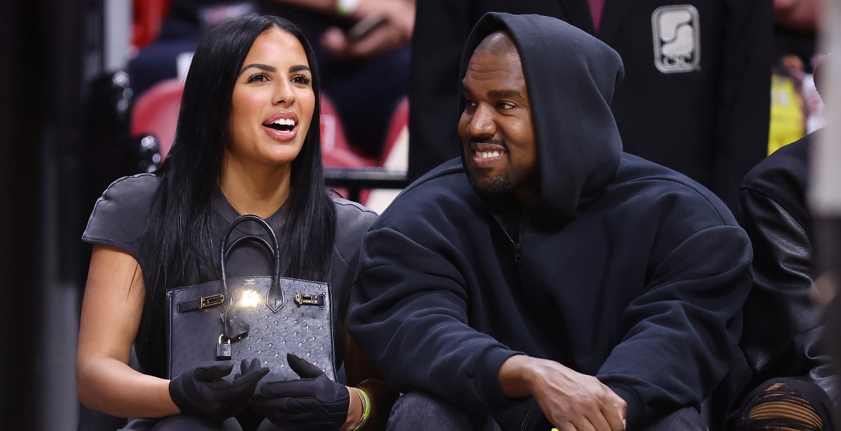 Chaney Jones alături de Kanye West la un meci de baschet din martie 2022