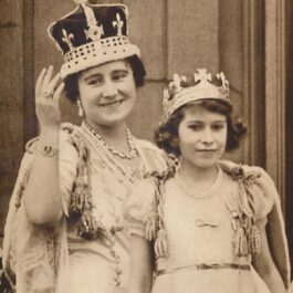 Coroana Reginei Mame pe capul acesteia în timp ce este pozată alături de fiica sa, Prințesa Elisabeta a II-a
