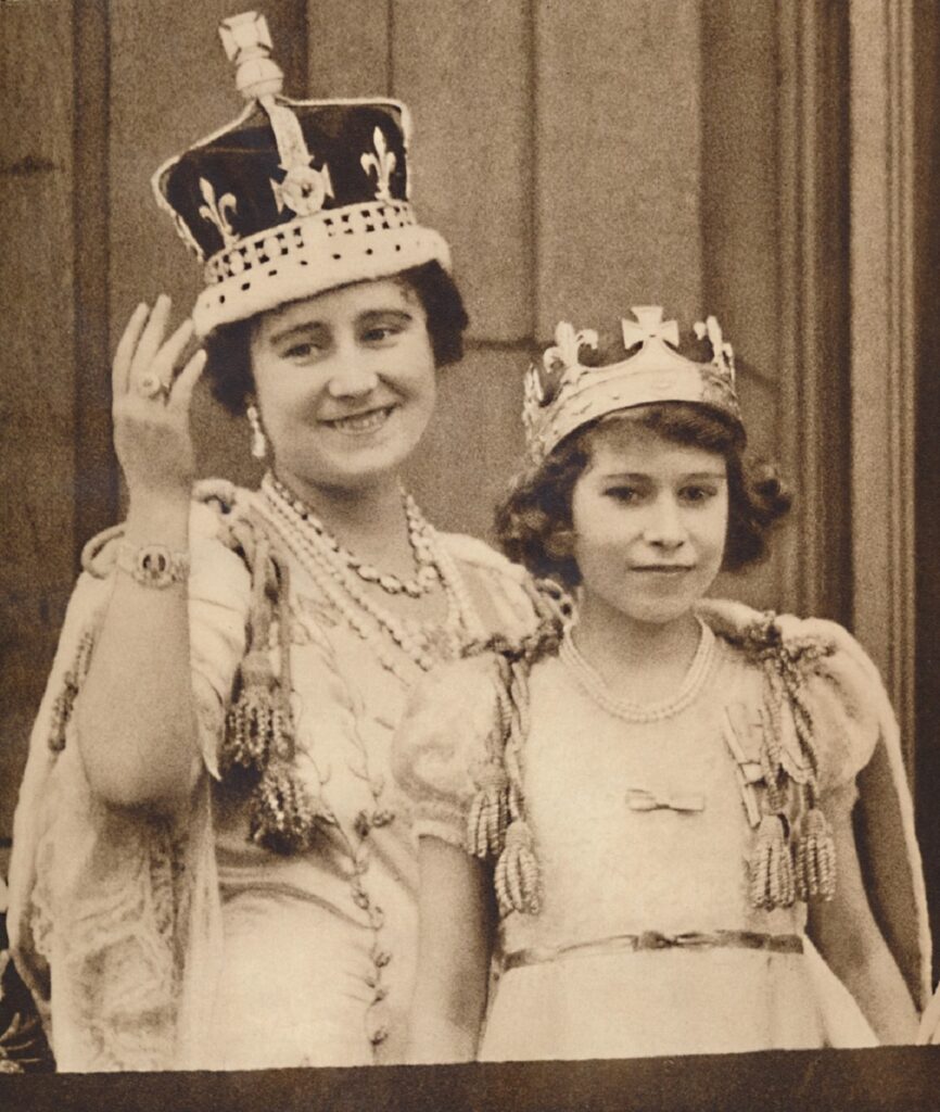 Coroana Reginei Mame pe capul acesteia în timp ce este pozată alături de fiica sa, Prințesa Elisabeta a II-a