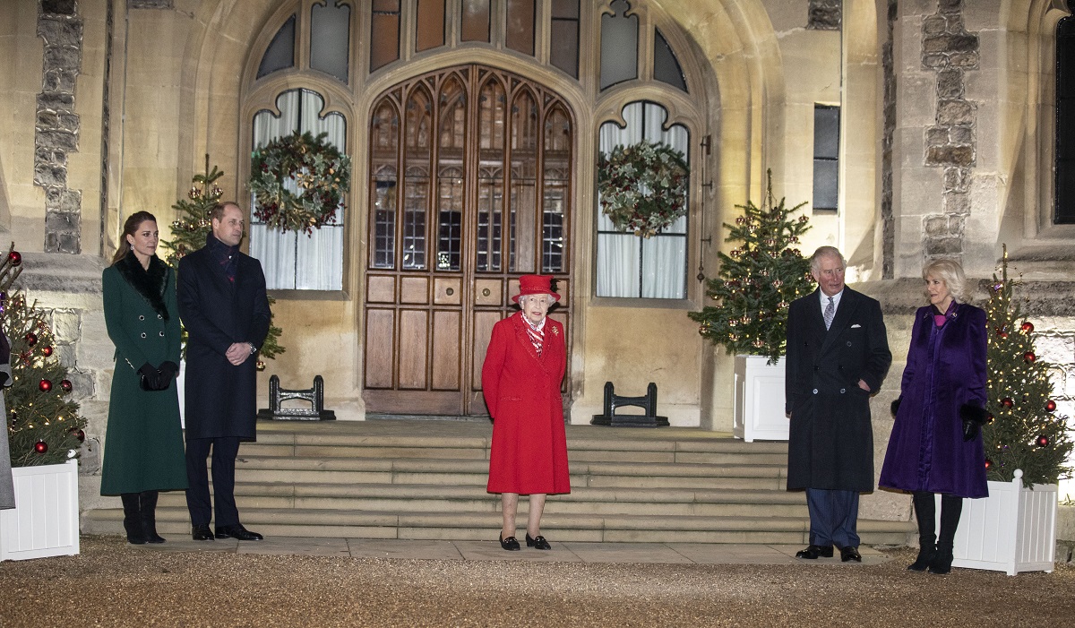 Prințul William alături de Kate Middleton și Regina Elisabeta a II-a împreună cu Regele Cherles și soția acestuia, Regina Consort, Camilla, în fața Castelului Windsor de Crăciun în anul 2020