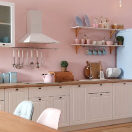 o bucătărie roz amenajată cu una din principalele culori pe care e recomandat să le eviți în bucătărie