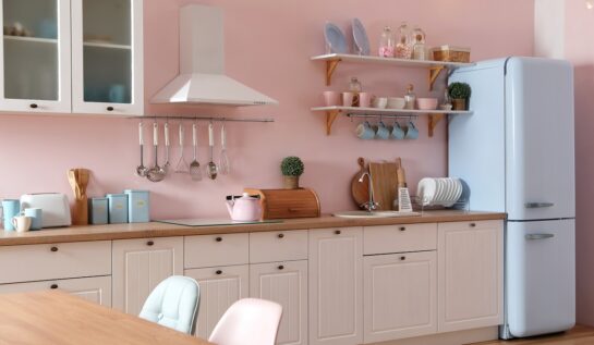 o bucătărie roz amenajată cu una din principalele culori pe care e recomandat să le eviți în bucătărie