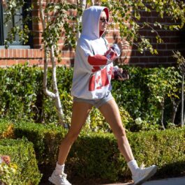 Hailey Bieber a purtat o ținută sport și a mers la mașina personală