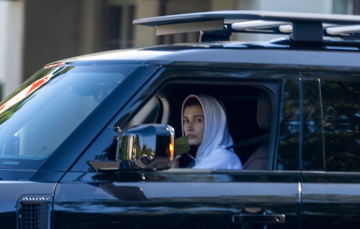 Hailey Bieber la volanul mașinii sale în Beverly Hills
