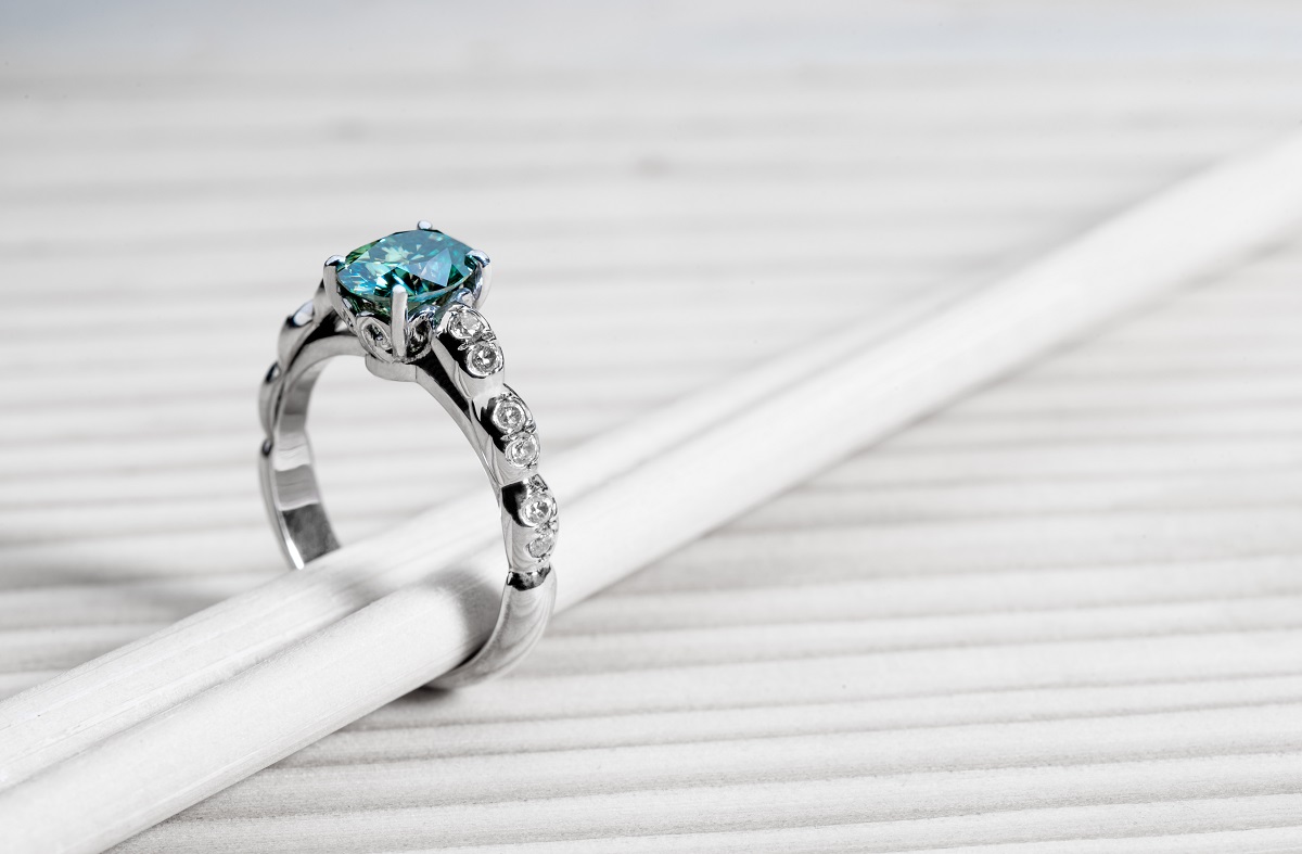 Un inel de logodnă cu diamante și acvamarin