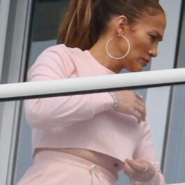 Jennifer Lopez la balconul unui hotel din Miami