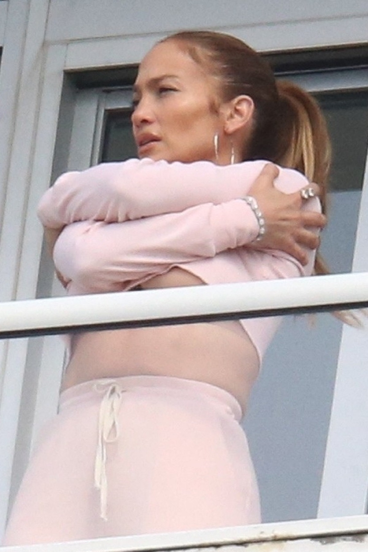 Jennifer Lopez și-a lăsat la vedere bustul generos