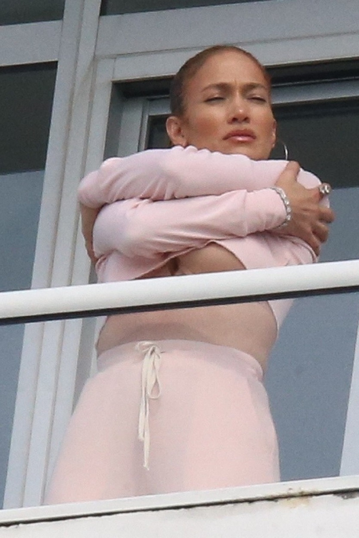 Jennifer Lopez la balconul unui hotel din Miami a avut parte de un accident vestimentar
