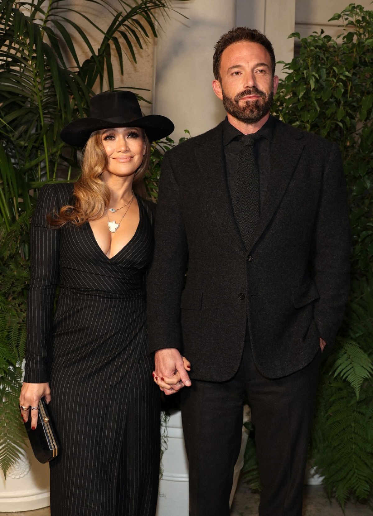 Jennifer Lopez și Ben Affleck la Gala Ralph Lauren în timp ce se țin de mână