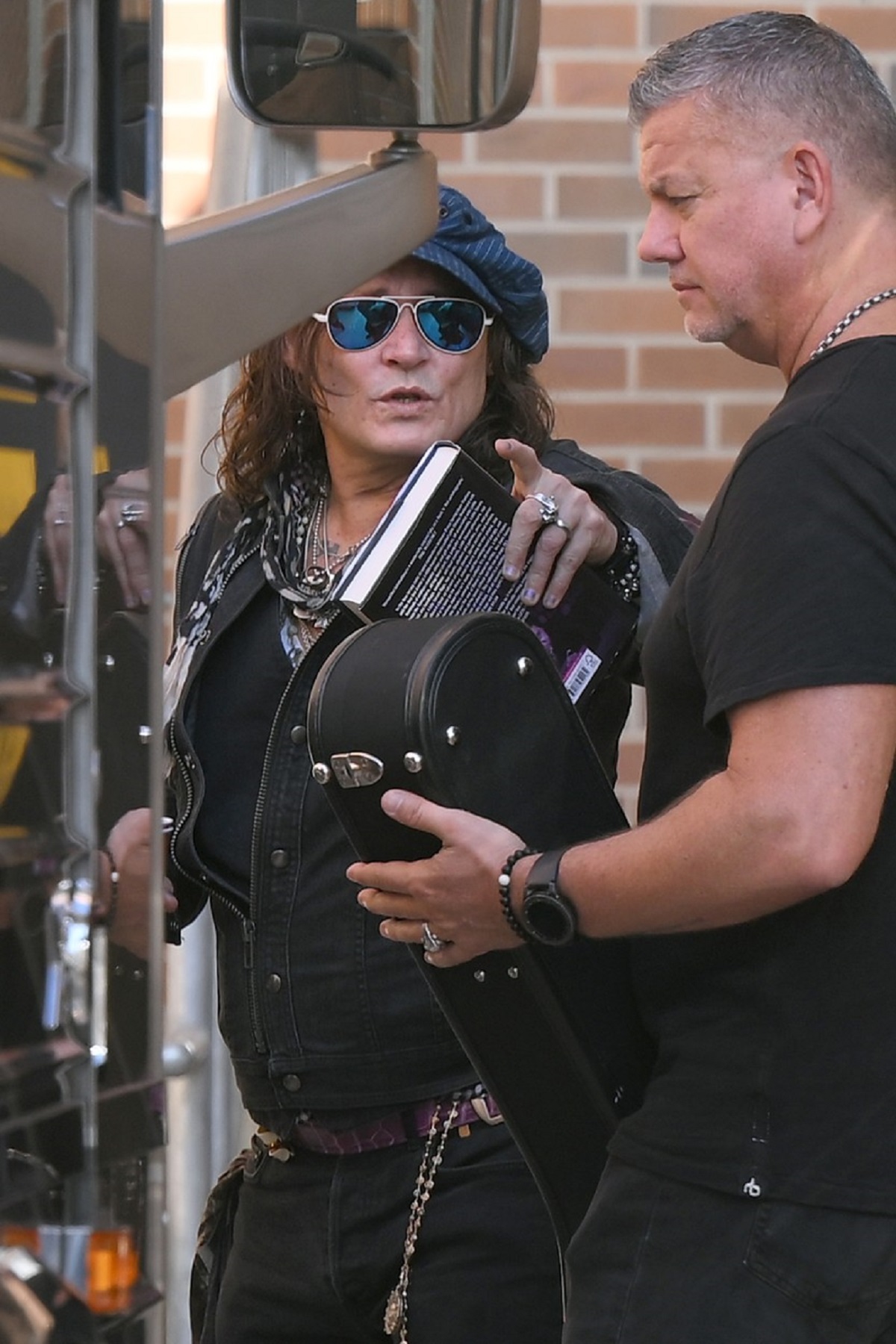 Johnny Depp într-o ținută rock înainte de a susține un concert