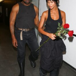 Kanye West alături de Juliana Nalu în timp ce părăsesc un restaurant