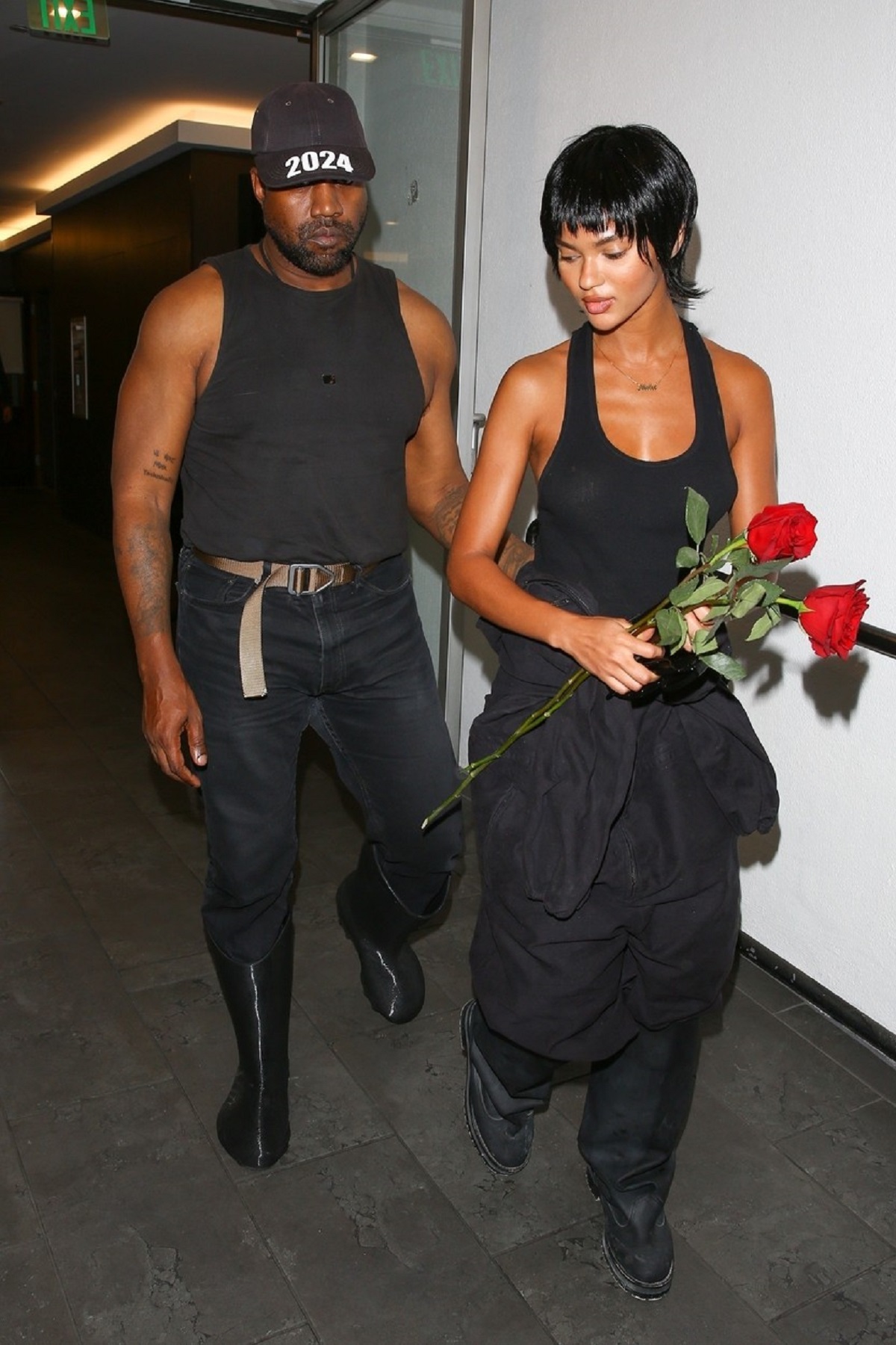 Kanye West alături de Juliana Nalu în timp ce părăsesc un restaurant