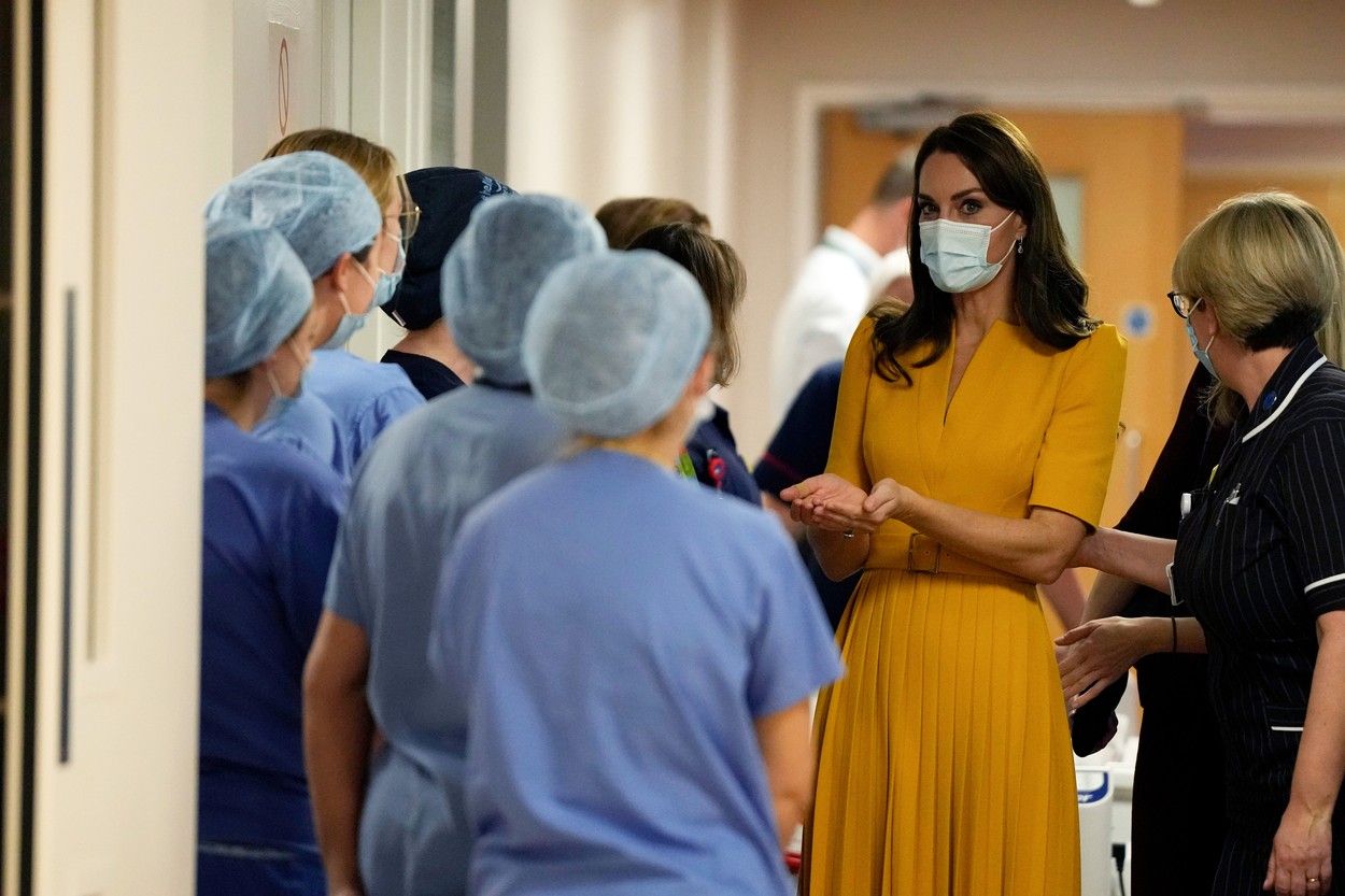 Kate Middleton a stat de vorbă cu cadre medicale de la o maternitate