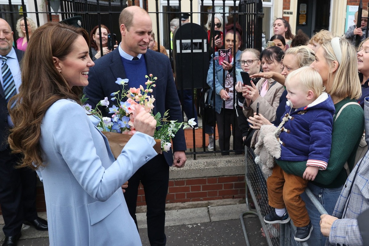 Kate Middleton și Prințul William în fața mulțimii în Irlanda de Nord