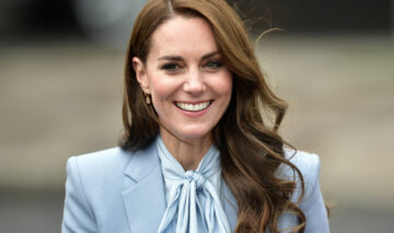 Kate Middleton, în vizită în Irlanda de Nord, într-o ținută albastru deschis