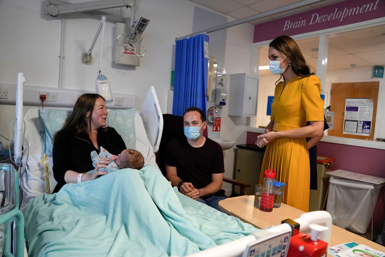 Kate Middleton, de vorbă cu părinții dintr-o maternitate