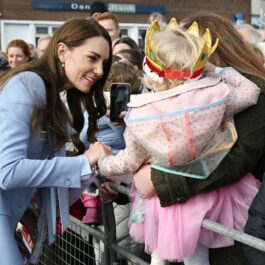Kate Middleton vorbește cu copiii în timpul unei vizite regale