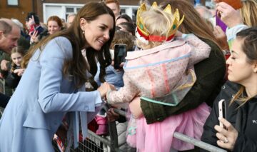 Kate Middleton vorbește cu copiii în timpul unei vizite regale