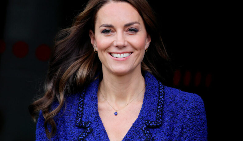 Kate Middleton, într-un sacou albastru din tweed