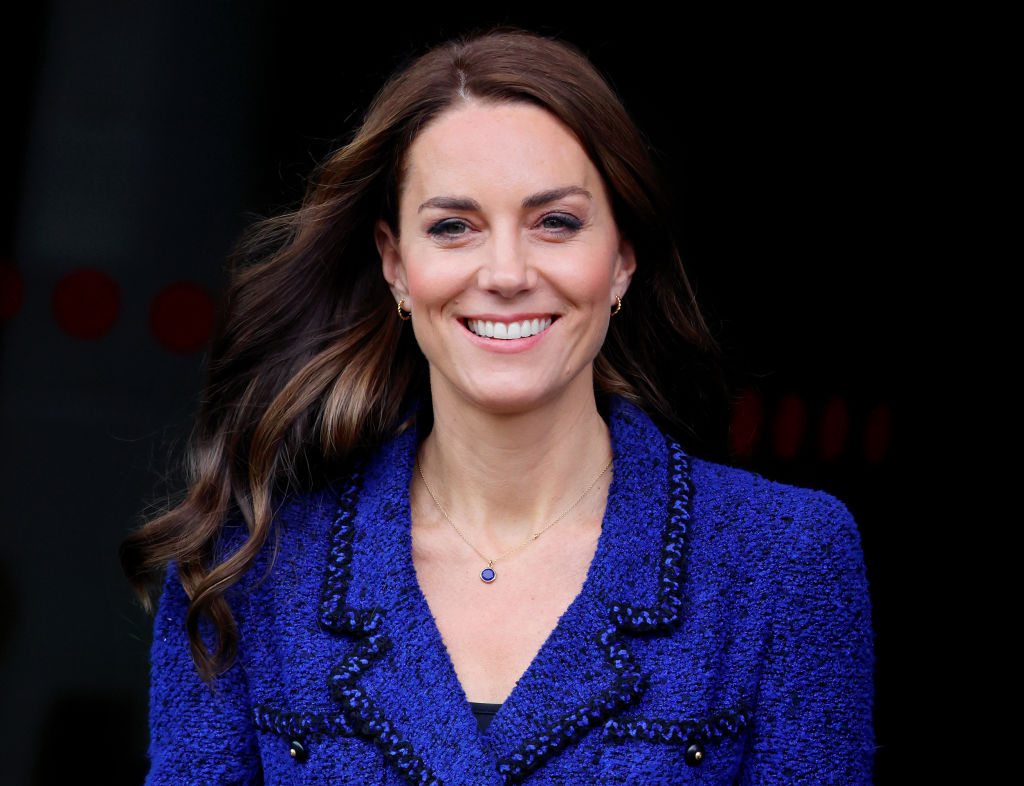 Kate Middleton, într-un sacou albastru din tweed