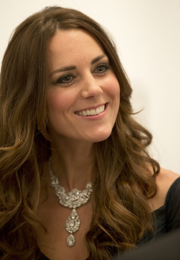 Kate Middleton purtând colierul care a fost cadoul de nuntă al Reginei Elsiabeta de la mama sa, Regina