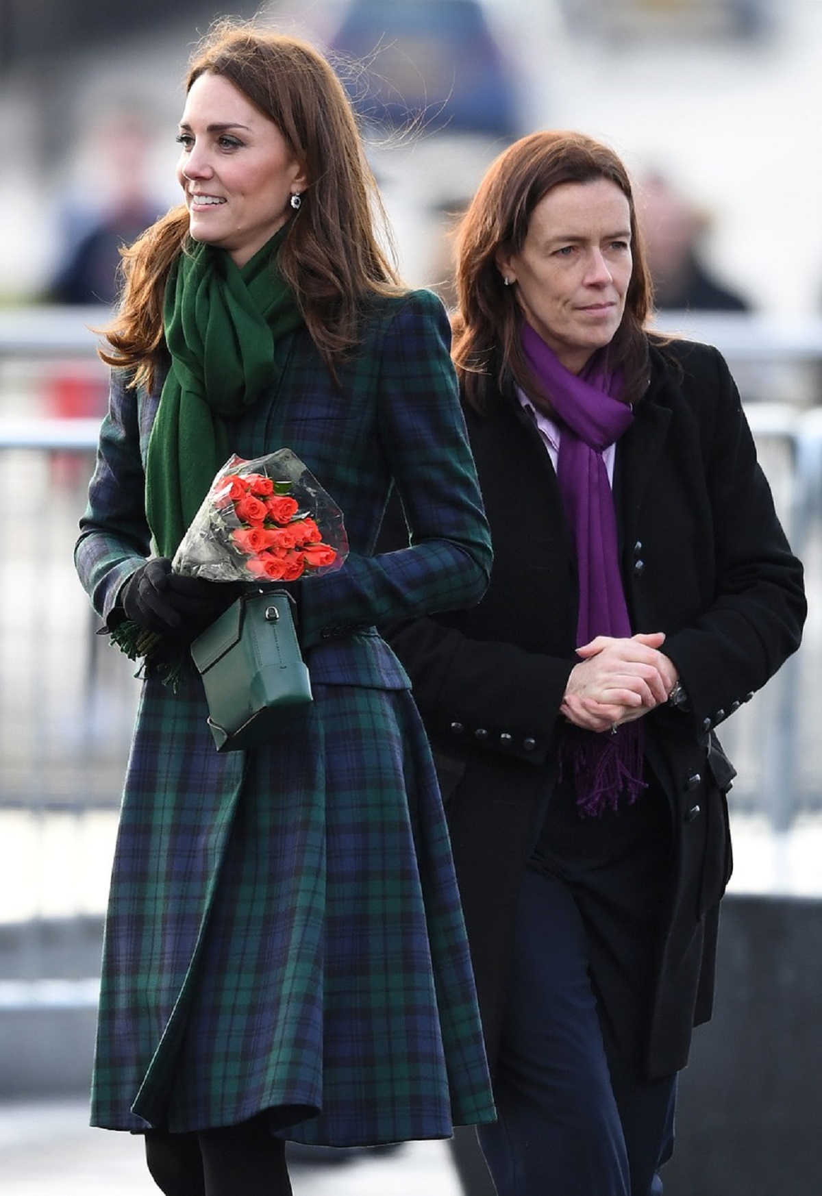 Kate Middleton urmată de Emma Probert la un eveniment public