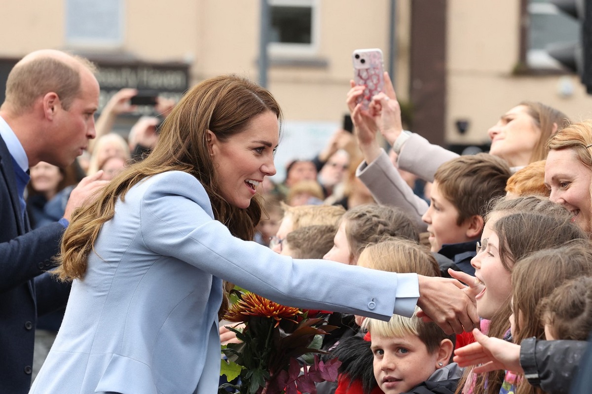 Kate Middleton în timp ce salută mulțimea din Irlanda de Nord
