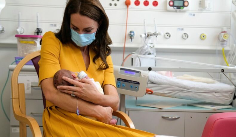 Kate Middleton ține în brațe un bebeluș