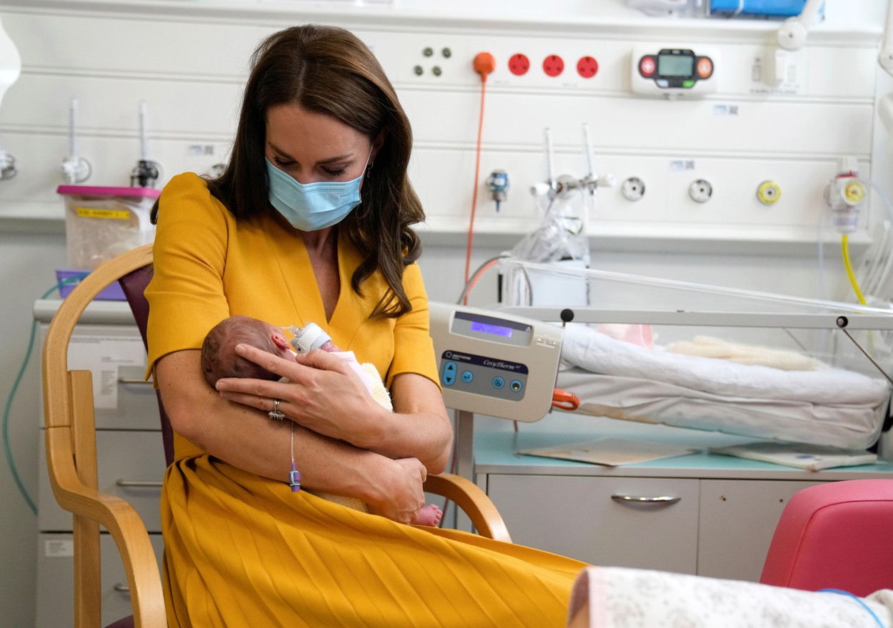 Kate Middleton ține în brațe un bebeluș