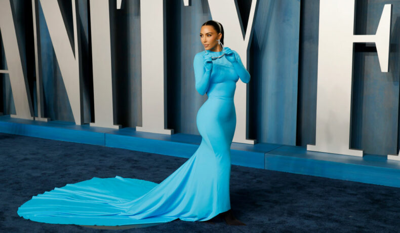 Kim Kardashian, într-o rochie albastră, la Vanity Fair