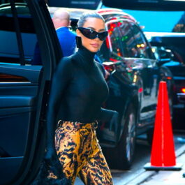 Kim Kardashian, într-o ținută neagră, cu ochelari de soare, la New York