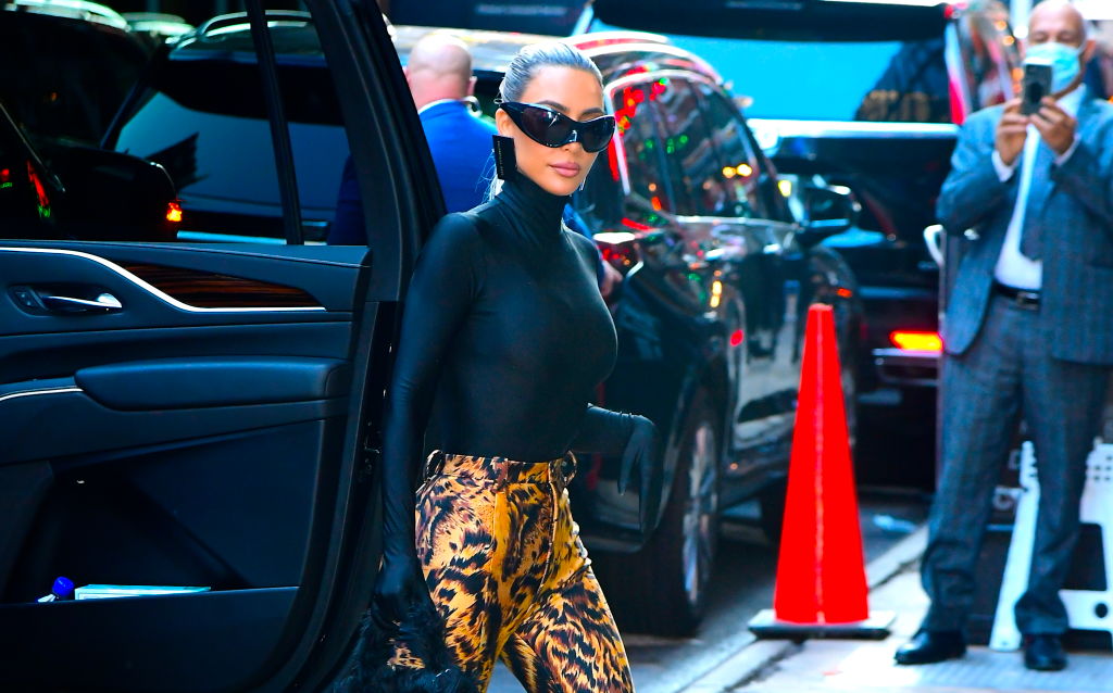 Kim Kardashian, într-o ținută neagră, cu ochelari de soare, la New York